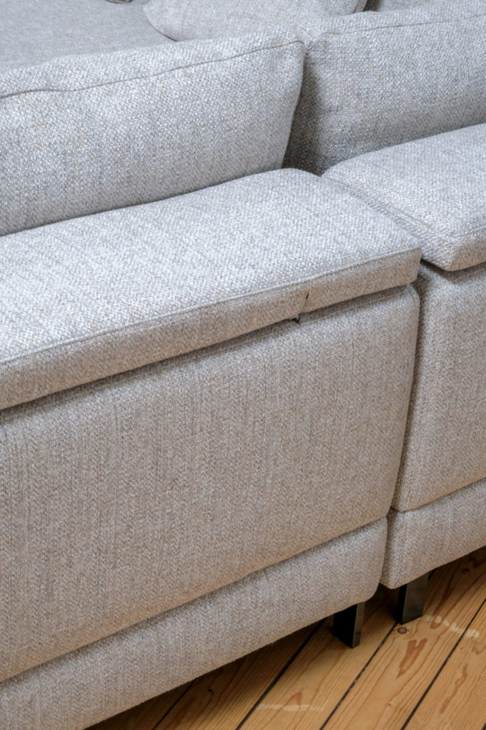 Un canapé sectionnel sur un plancher en bois.