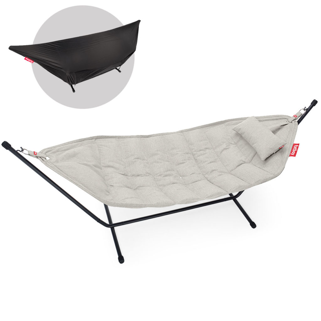 Un hamac Headdemock Superb Deluxe noir avec un coussin et un support noir.