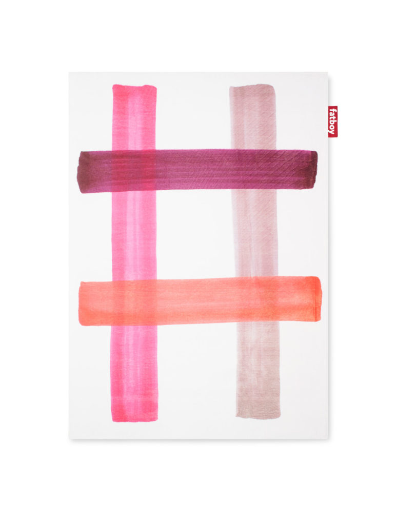 Un mélange de couleurs Tapis avec un mélange de couleurs vibrantes de rose, d'orange et de violet comme fond.