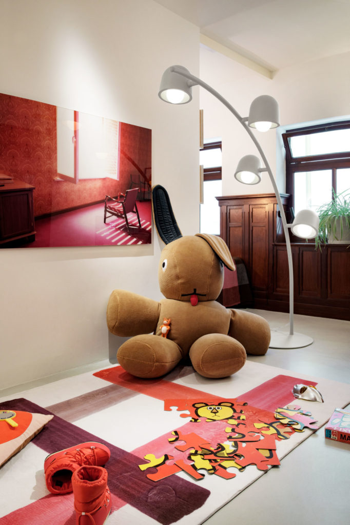 Un ours en peluche en mélange de couleurs Tapis sur un tapis.