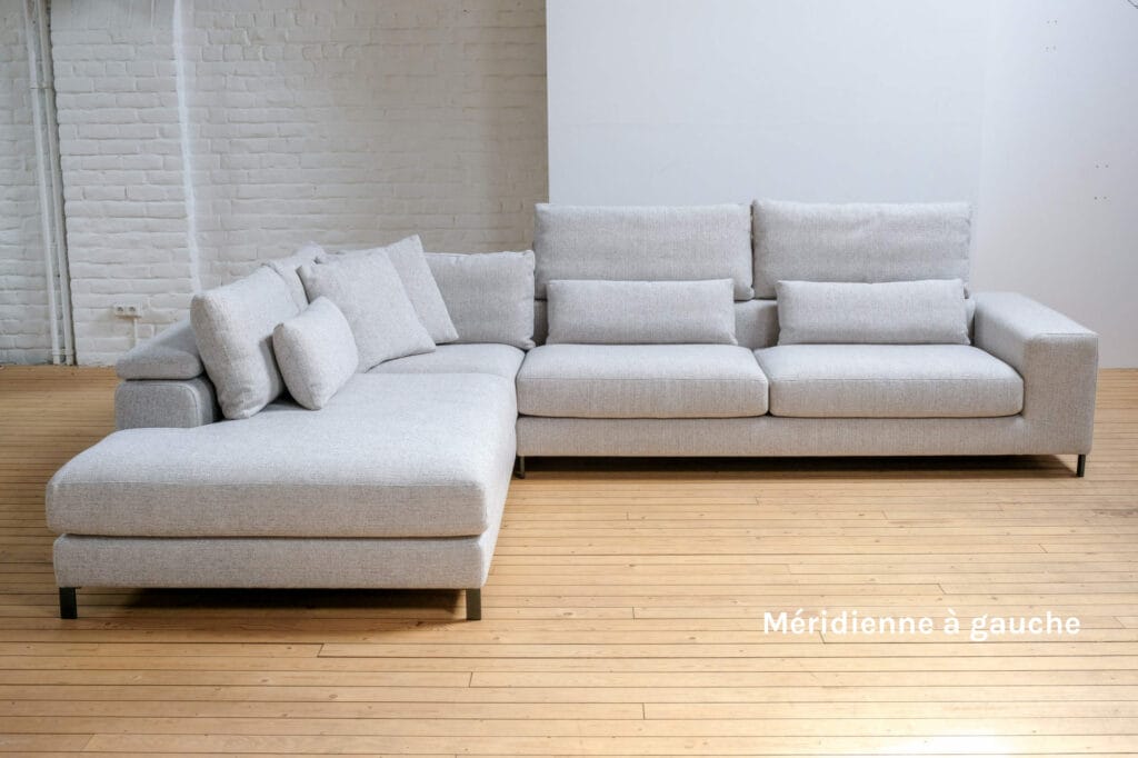 Expo- Canapé d'angle Horizon, gris clair dans une pièce avec parquet.