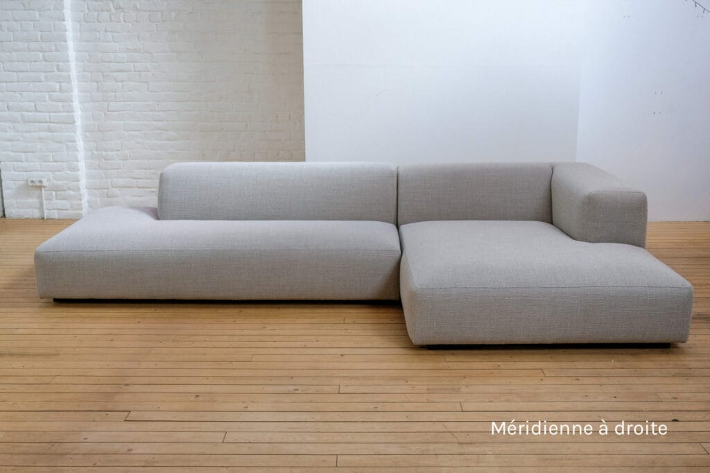 Un canapé d'angle Robin, tissu gris chiné 1092 posé sur un sol en bois.