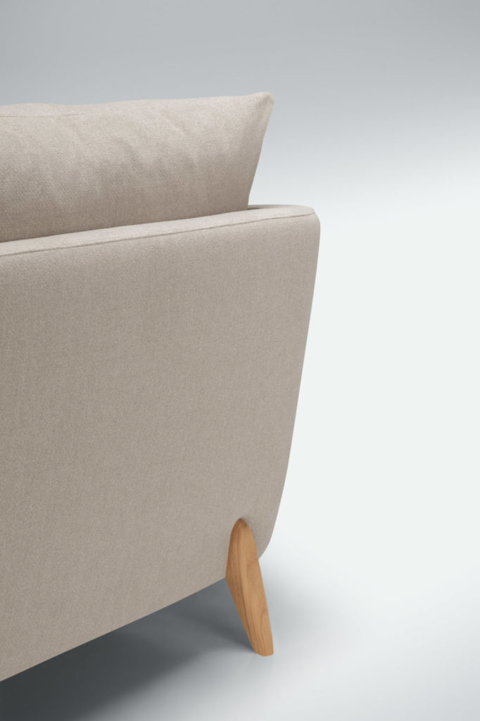 Un modèle 3D d'un Canapé Jenny beige, 3 places avec pieds en bois.