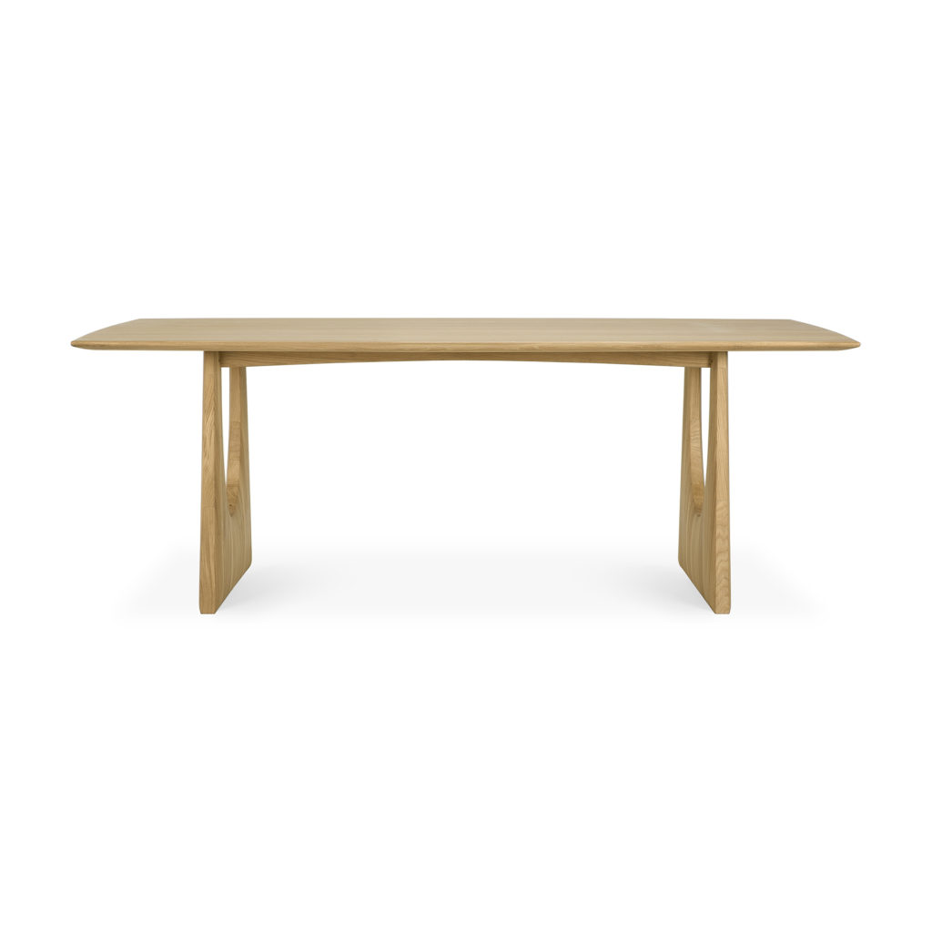 Une table à manger rectangulaire en chêne de forme géométrique.