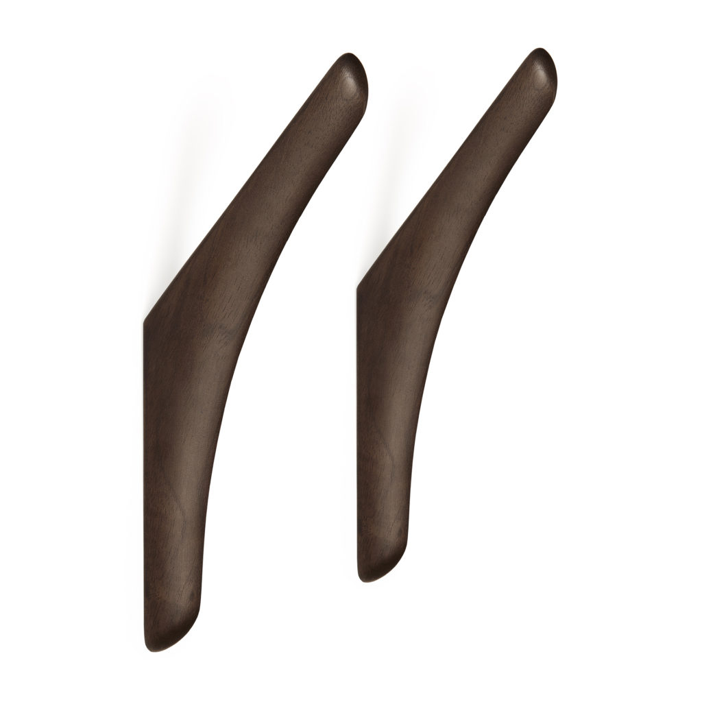 Un ensemble de 2 porte-manteaux en acajou posés sur fond blanc.