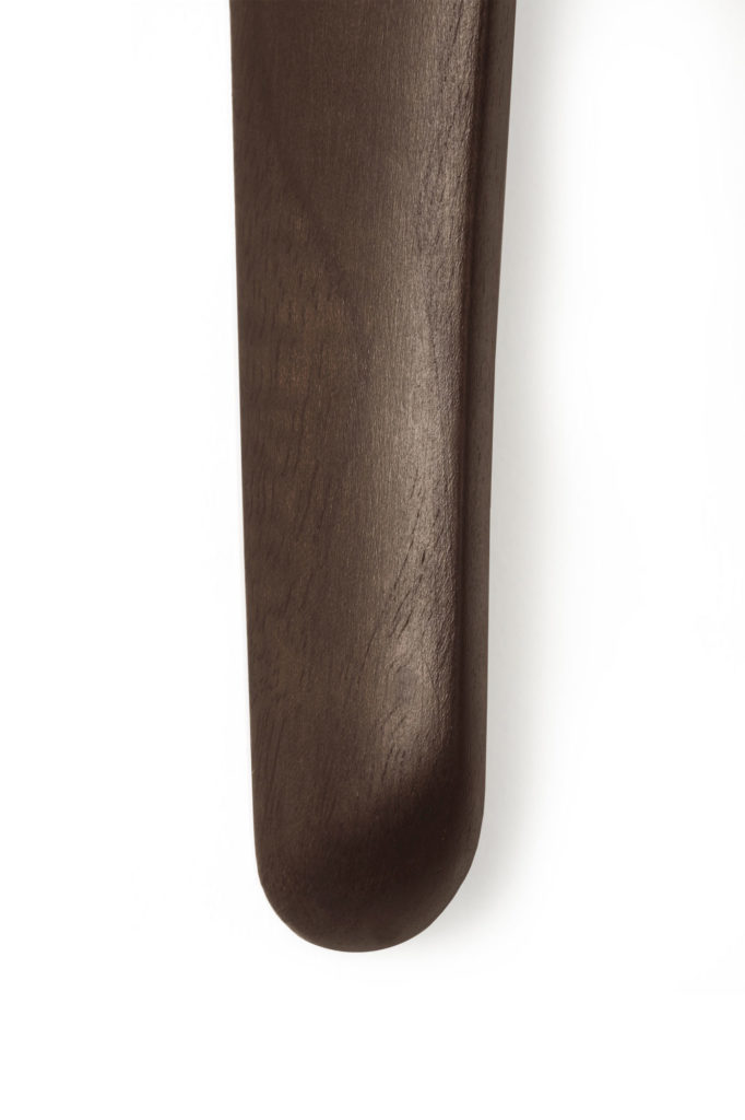 Un manche en bois marron sur fond blanc composé de Set de 2 porte-manteaux en acajou.