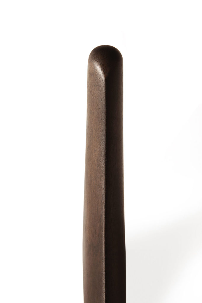 Un ensemble de 2 porte-manteaux en acajou en bois noir sur fond blanc.