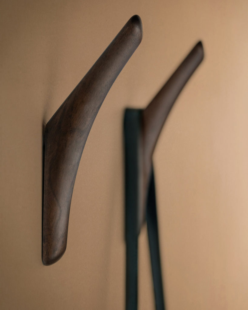 Ensemble de 2 porte-manteaux en acajou suspendus au mur.