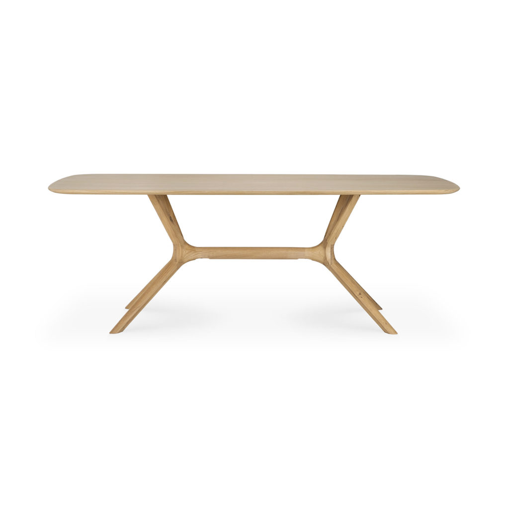 Une table à manger avec un piètement en bois et un plateau en chêne.