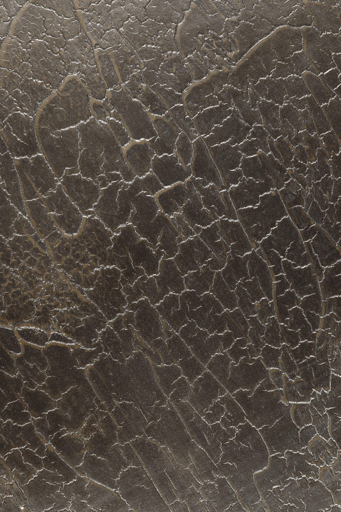 Un gros plan d'une surface de table d'appoint Ellipse en cuir marron.