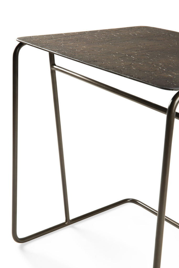 Une Table d'appoint de forme Ellipse avec une structure en métal et un plateau en marbre.