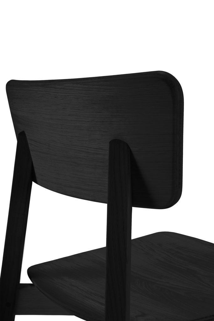 Une Chaise Casale en chêne noir sur fond blanc.