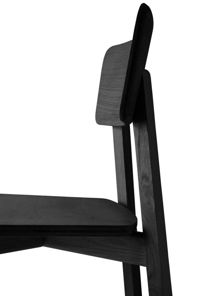 Une Chaise Casale en chêne noir avec une assise et un dossier en bois noir.