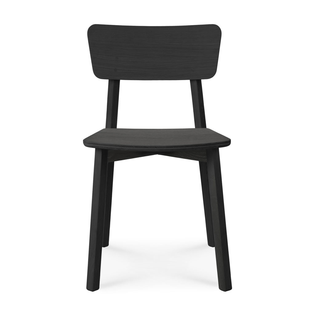 Une Chaise Casale en chêne noir sur fond blanc en chêne noir.