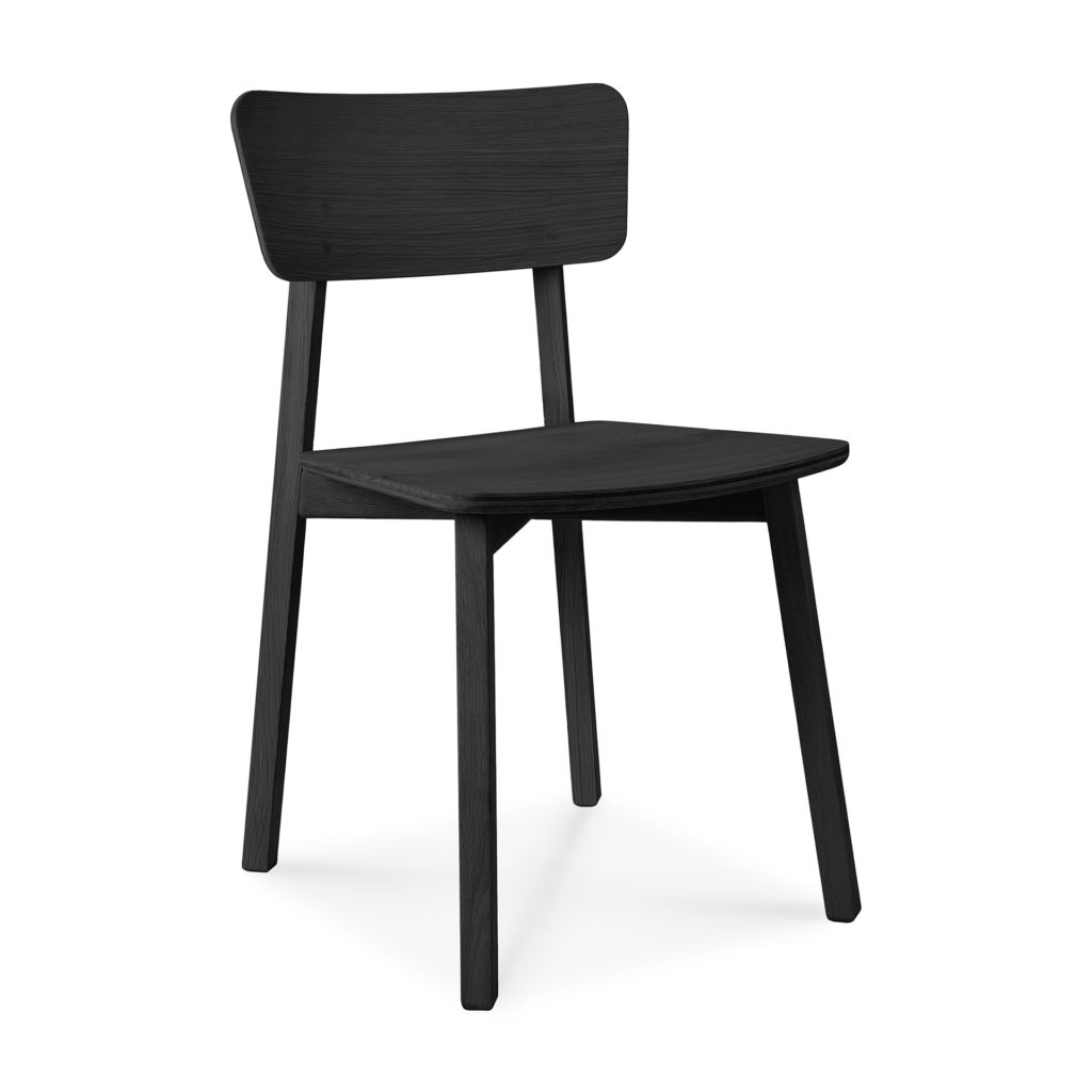 Une Chaise Casale en chêne noir sur fond blanc.