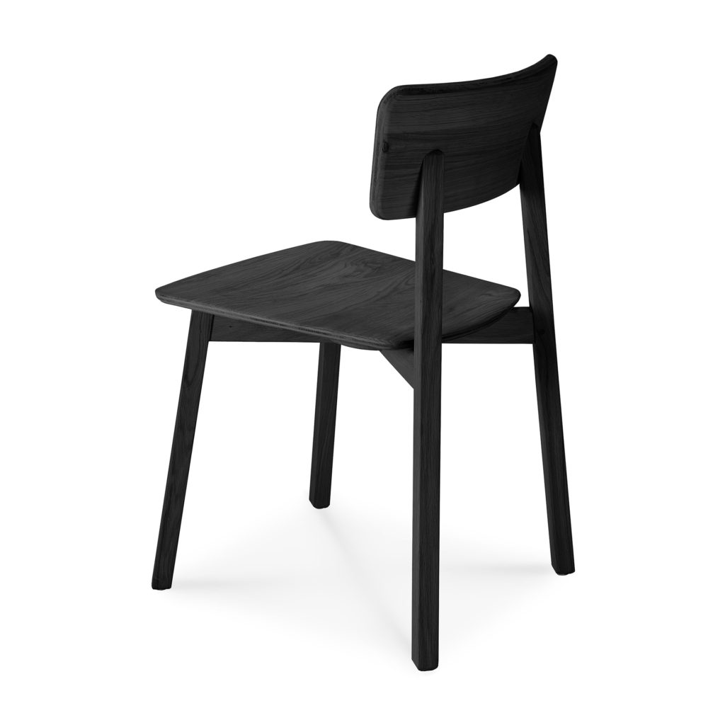 Une chaise Casale en chêne noir sur un fond blanc.
