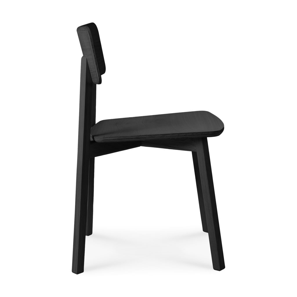 Une chaise de salle à manger Chaise Casale en chêne noir sur fond blanc.