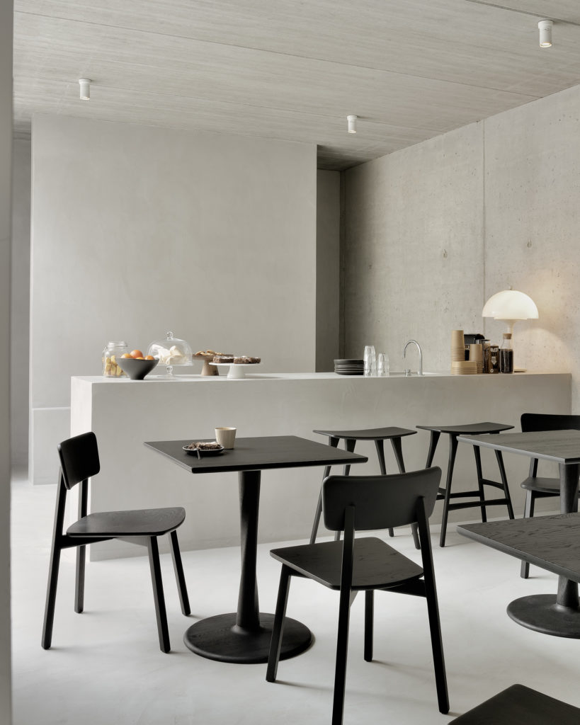 Une salle à manger en noir et blanc avec des tables Casale et des chaises Chaise Casale en chêne noir.