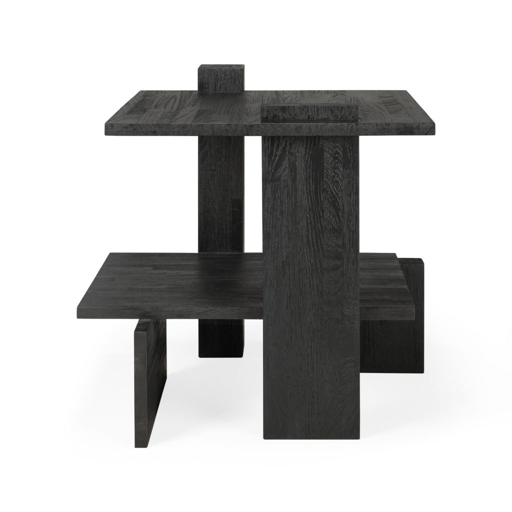 Une Table d'appoint noire Abstract en teck avec une étagère sur le dessus.