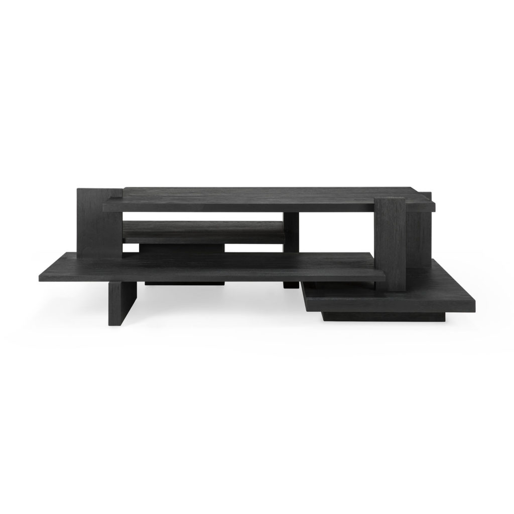 Une table d'appoint Abstract en teck noir sur un fond blanc.