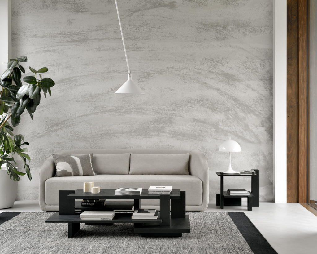 Un salon abstrait avec un canapé gris et une Table d'appoint Abstract en teck.