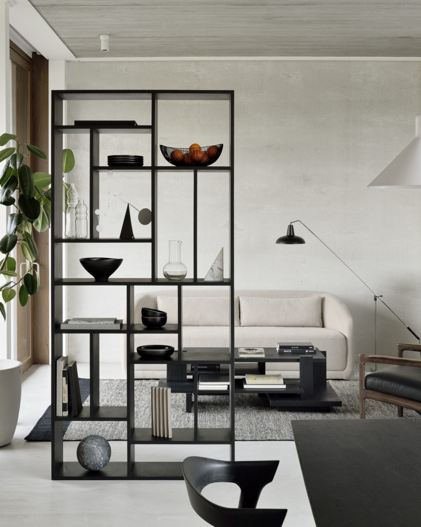 Un salon moderne avec une Etagère Rack S en chêne noir.