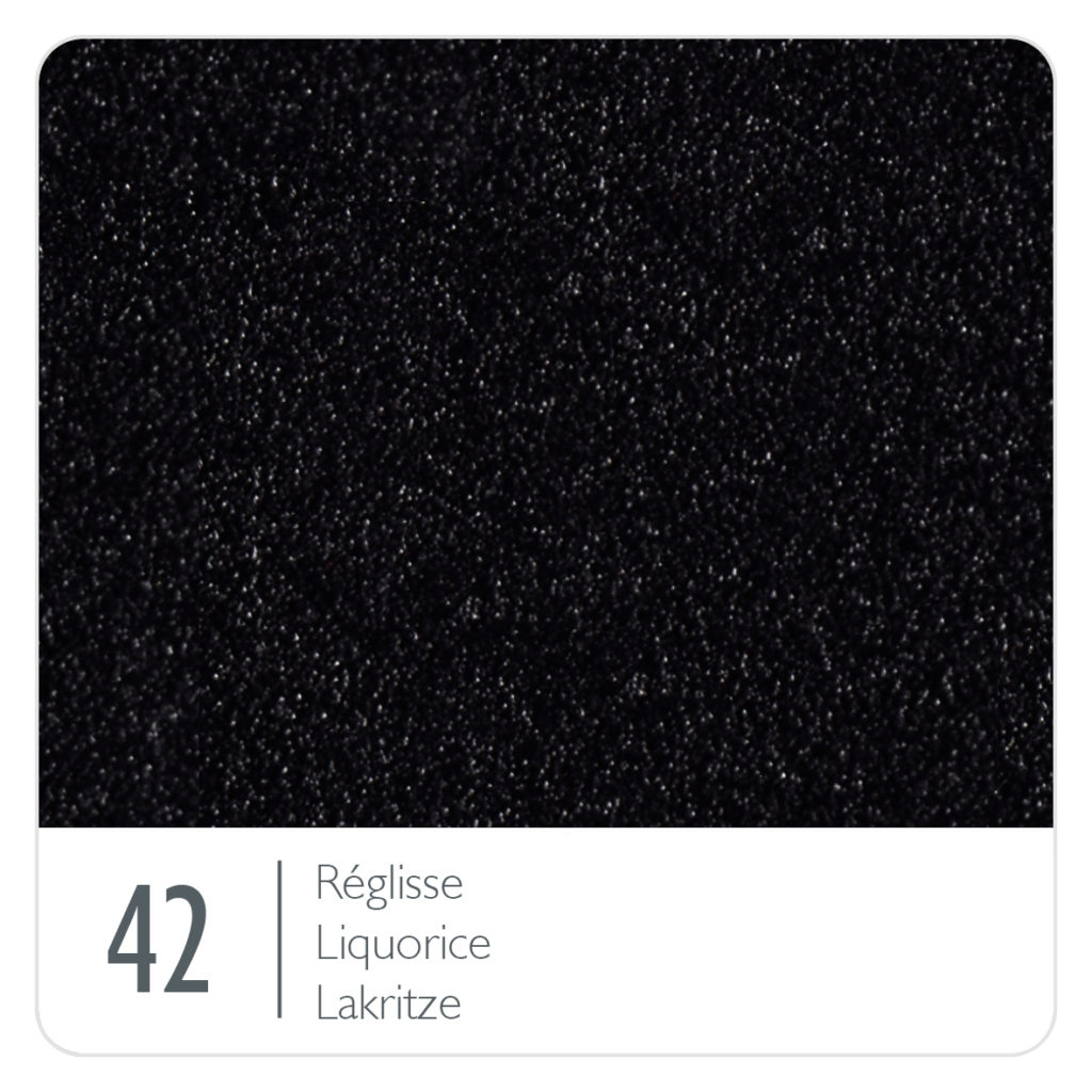 Un tapis noir avec le numéro 42 dessus.
