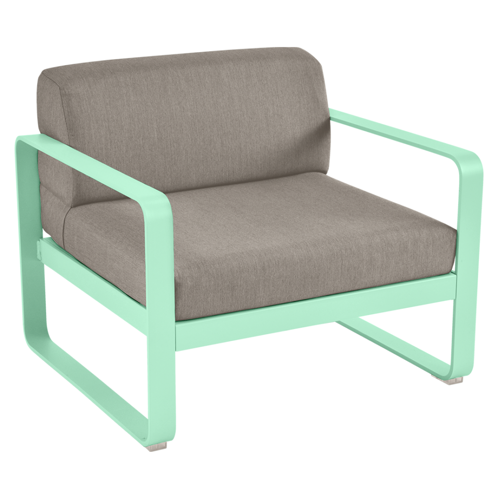 Une chaise longue d'extérieur vert menthe avec un coussin beige.