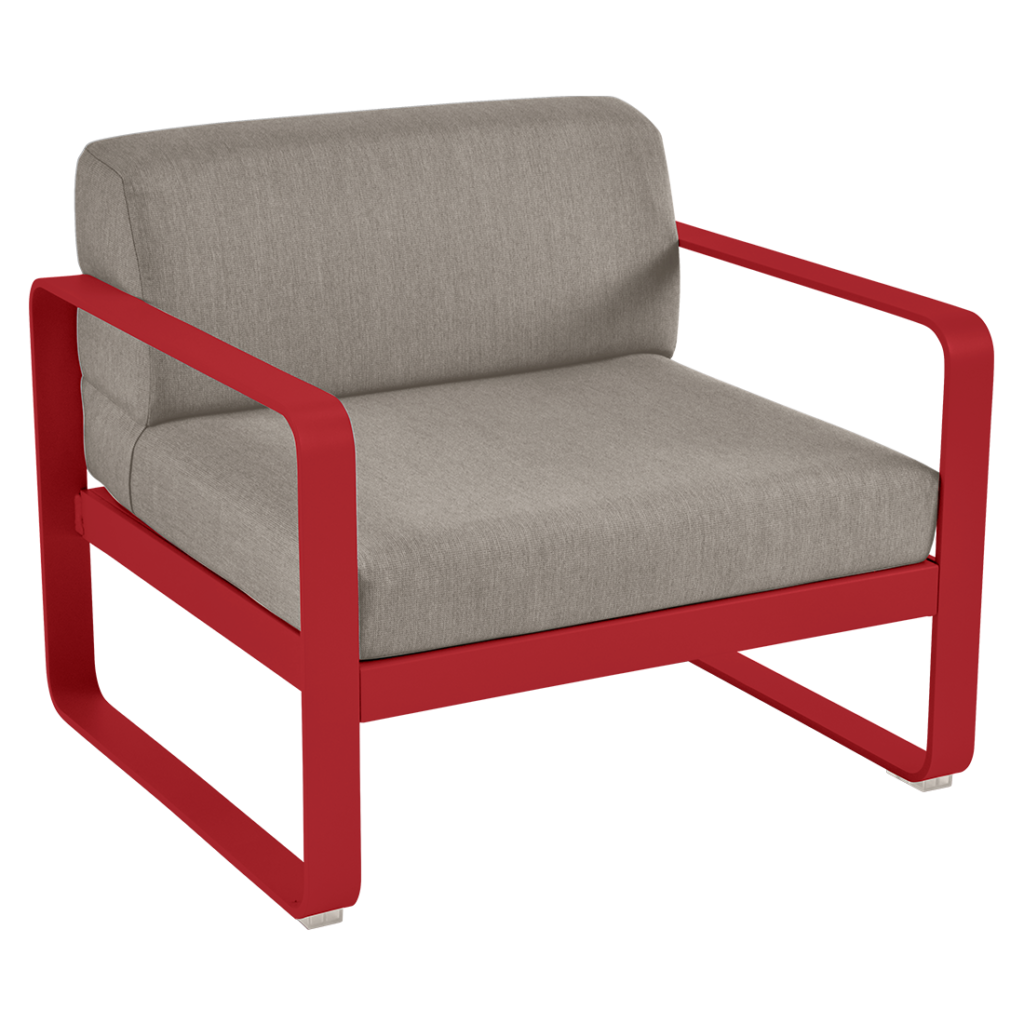 Une chaise longue d'extérieur avec un cadre rouge et un coussin gris.