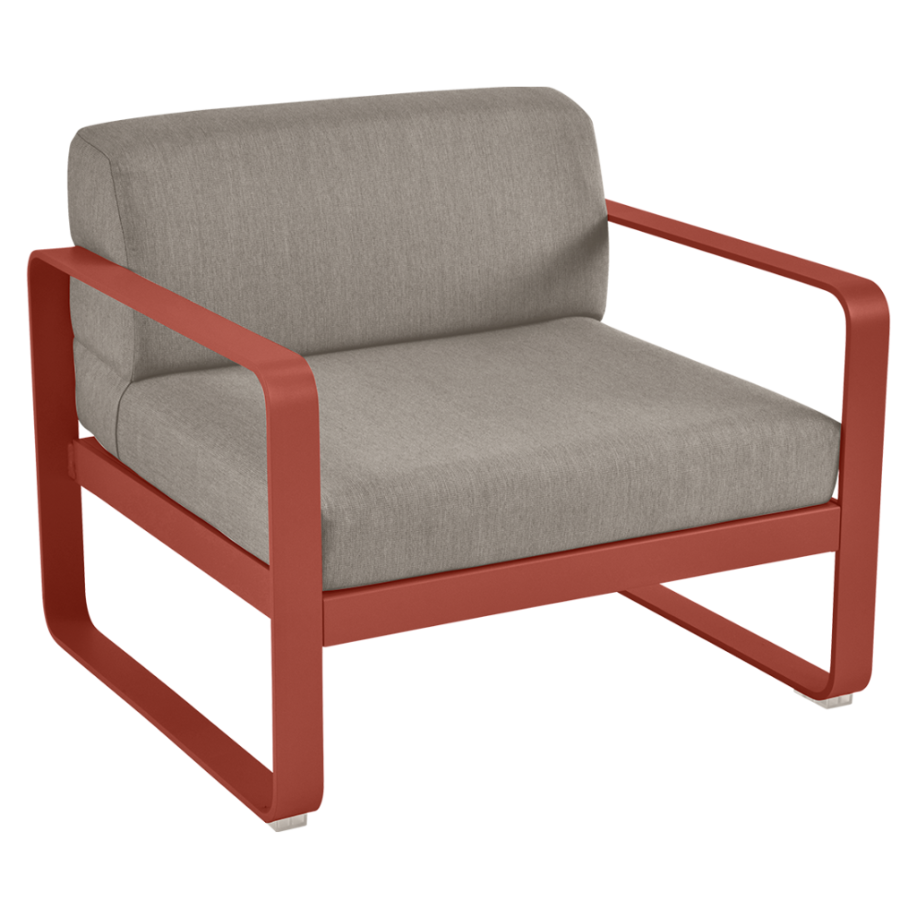 Une chaise longue d'extérieur en rouge et gris.