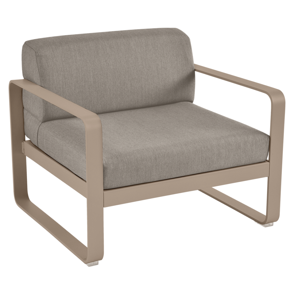 Une chaise longue beige avec un coussin gris.