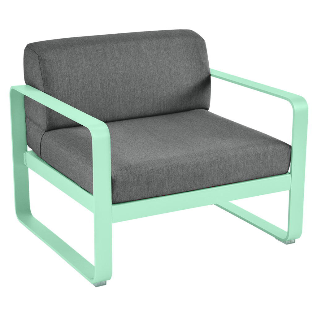 Une chaise longue d'extérieur avec un coussin gris et un cadre vert.