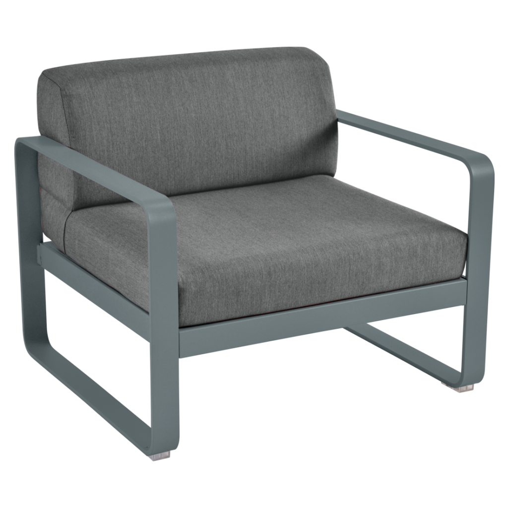 Une chaise longue grise avec un siège rembourré en tissu gris.