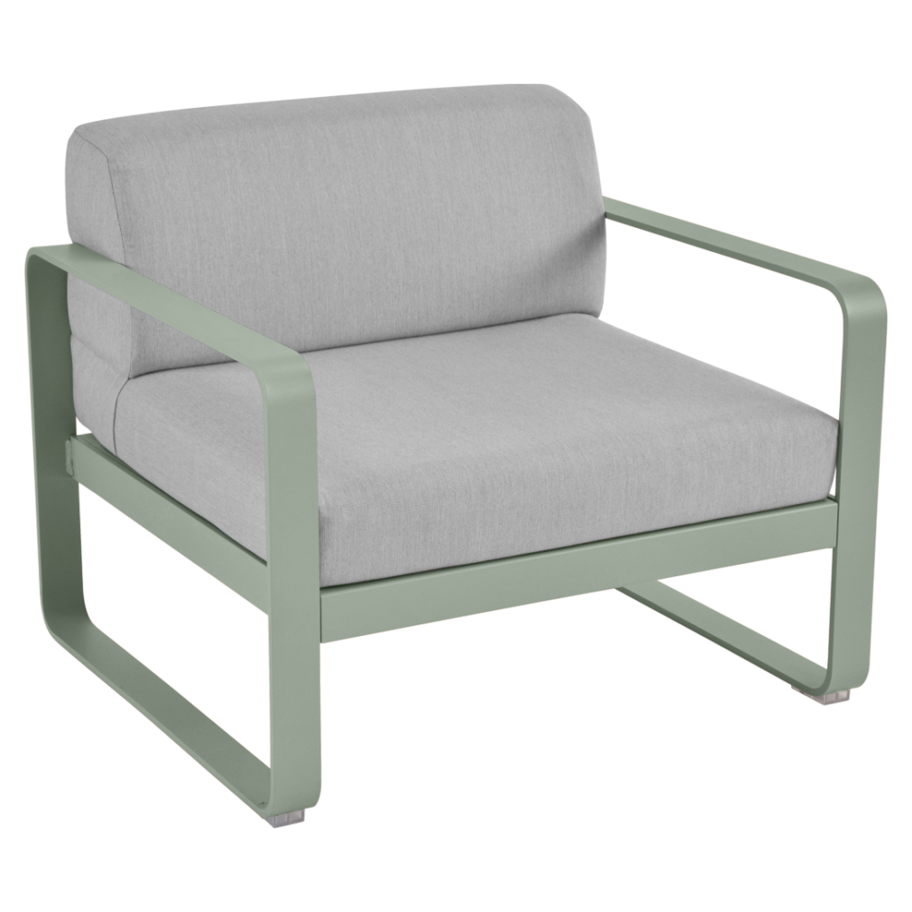 Une chaise longue d'extérieur avec un cadre gris et un coussin vert.