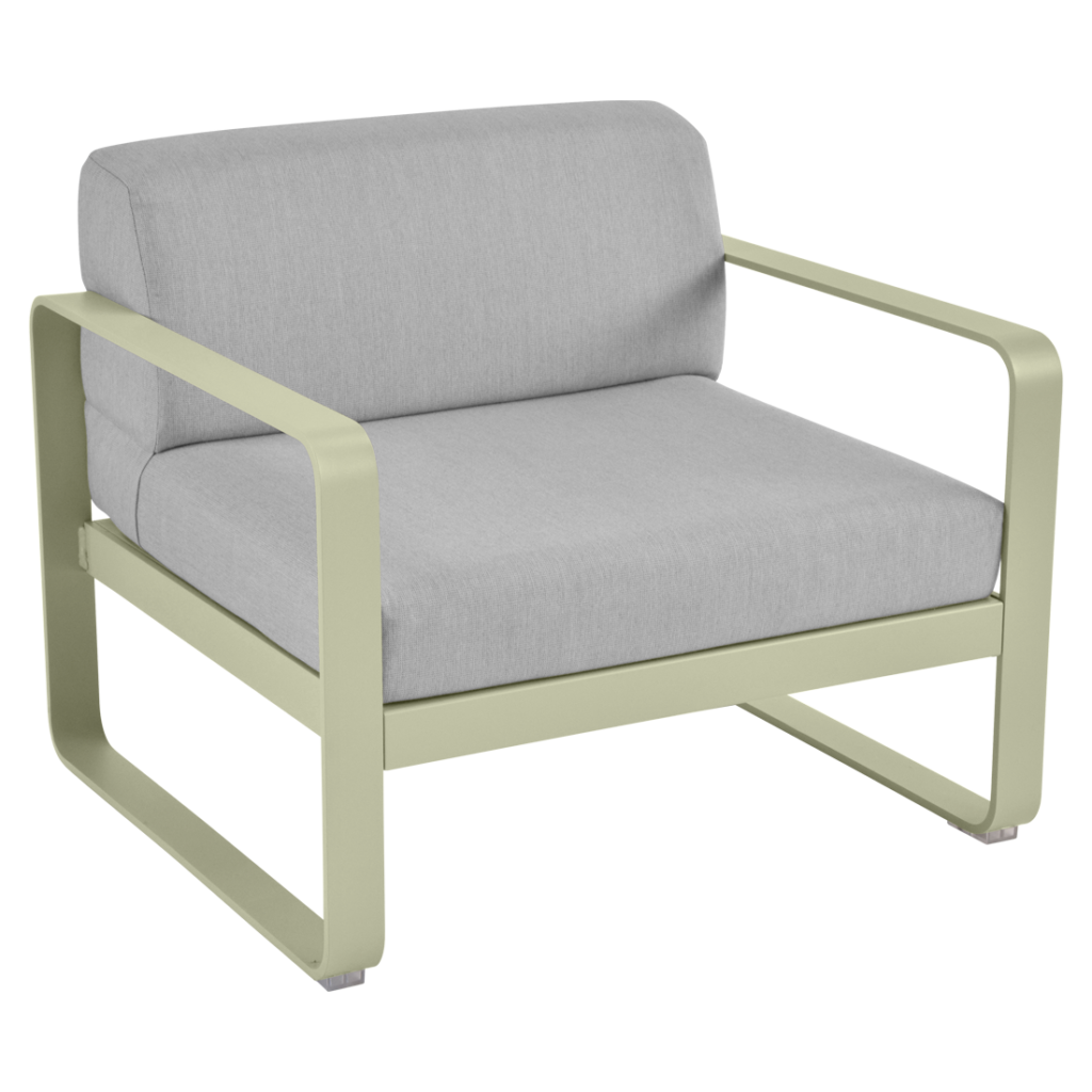 Une chaise longue d'extérieur avec un coussin gris.