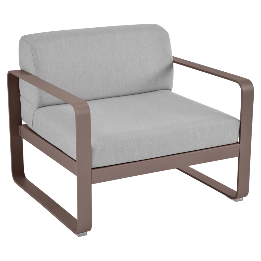 Une chaise longue d'extérieur en beige et gris.