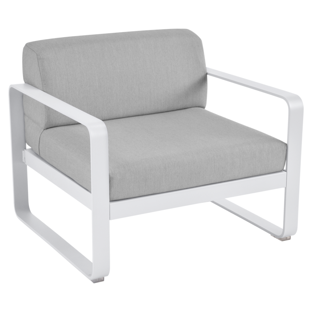 Une chaise longue blanche avec un coussin gris.
