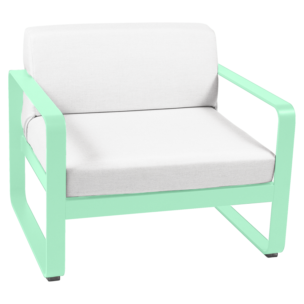 Une chaise longue vert menthe avec un coussin blanc.