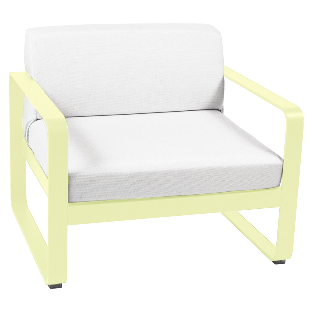 Une chaise longue jaune avec un coussin blanc.