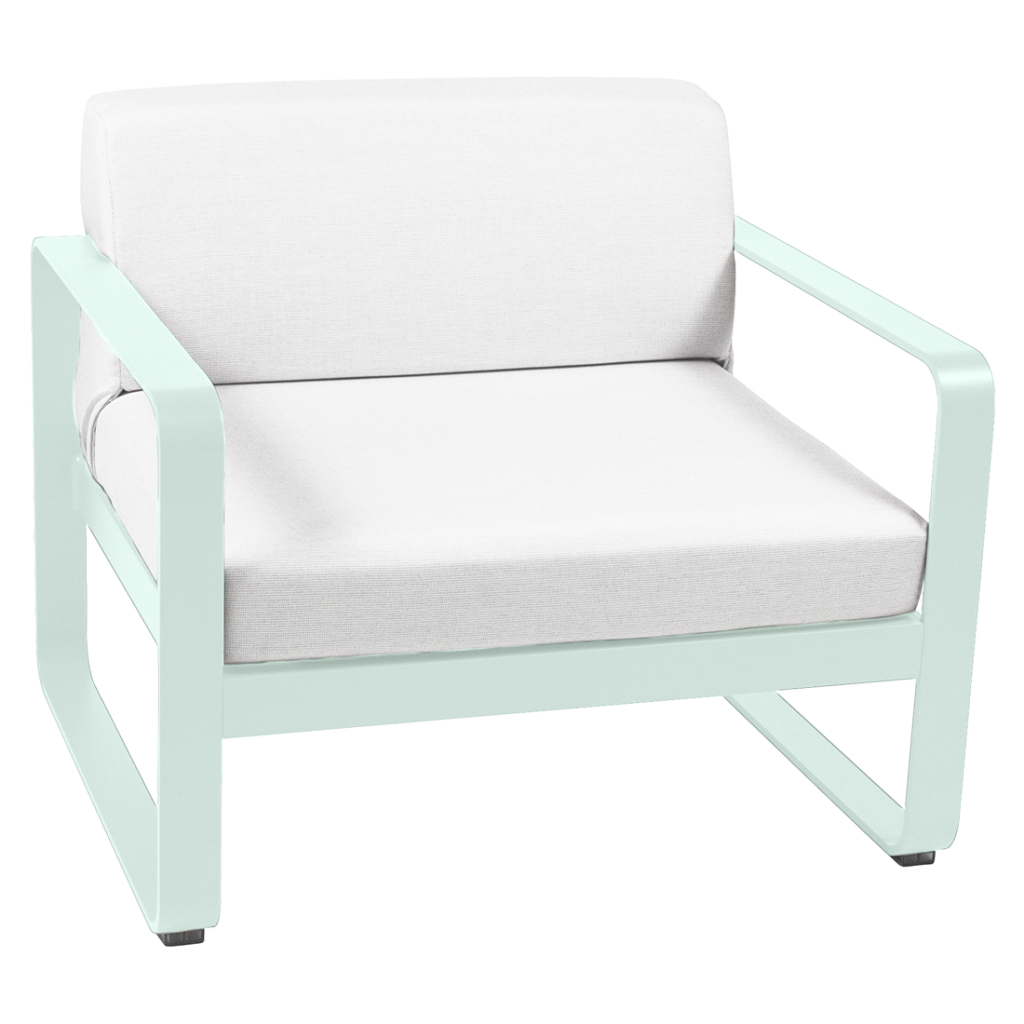 Une chaise longue d'extérieur avec un coussin blanc.