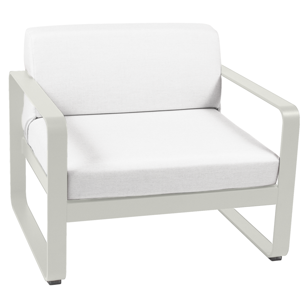 Une chaise longue blanche avec un coussin blanc.