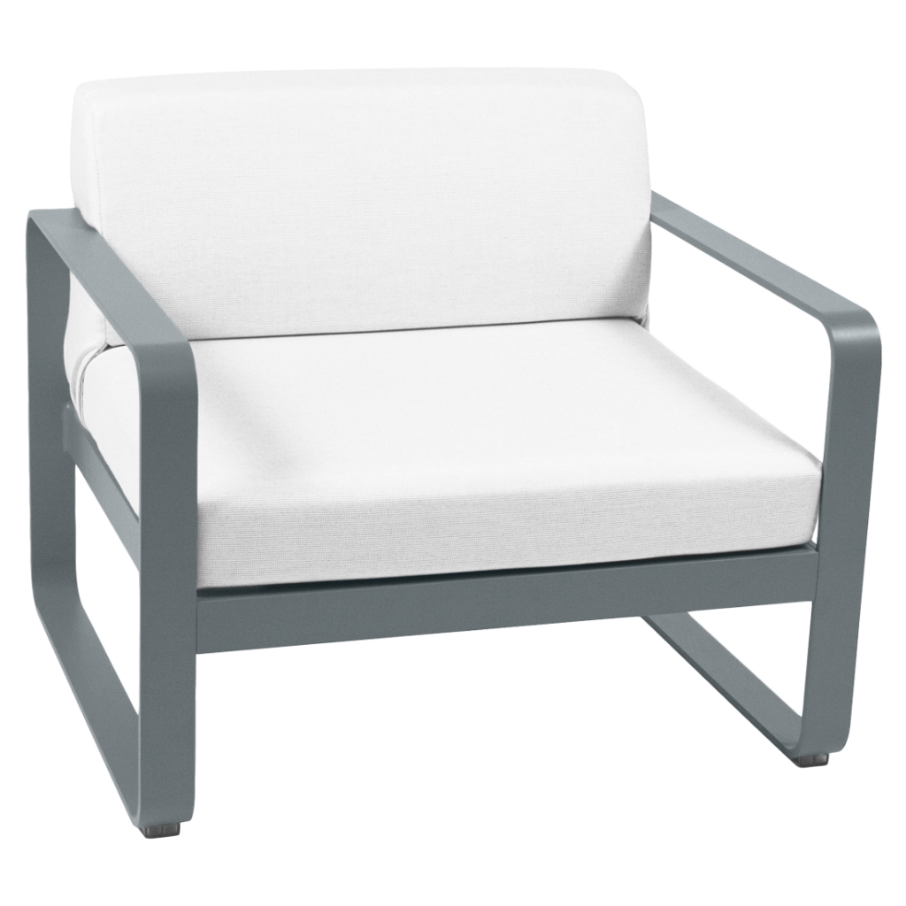 Une chaise longue d'extérieur avec un coussin blanc et un cadre gris.