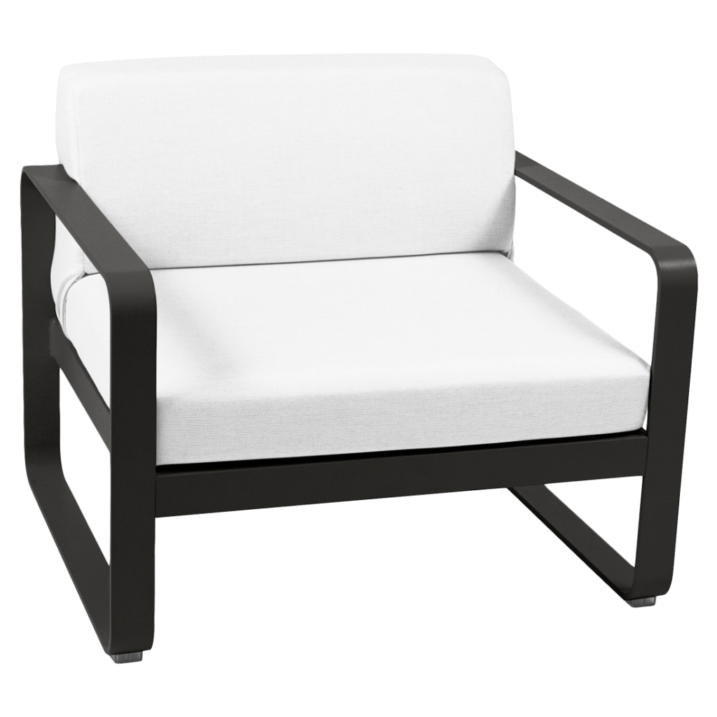 Une chaise longue blanche et noire sur fond blanc.