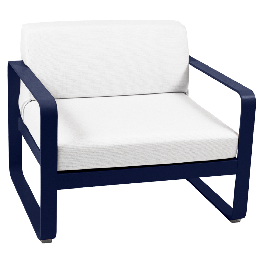 Une chaise longue d'extérieur en bleu et blanc.