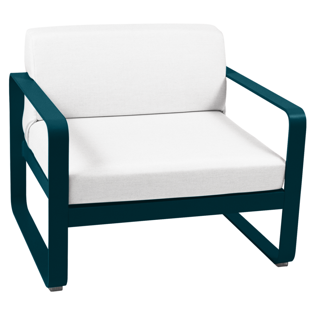 Une chaise longue d'extérieur avec un coussin blanc et une structure bleu sarcelle.