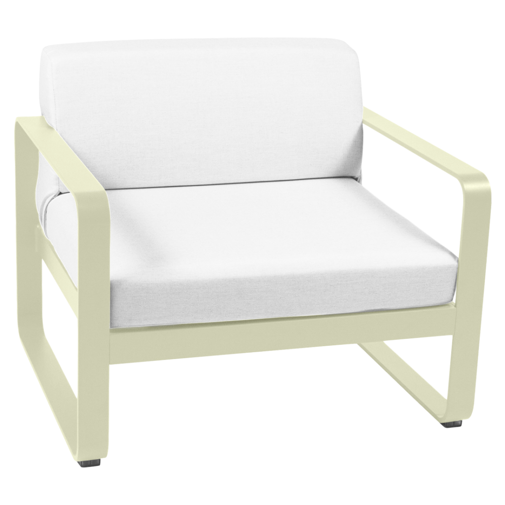 Une chaise longue d'extérieur avec un coussin blanc.