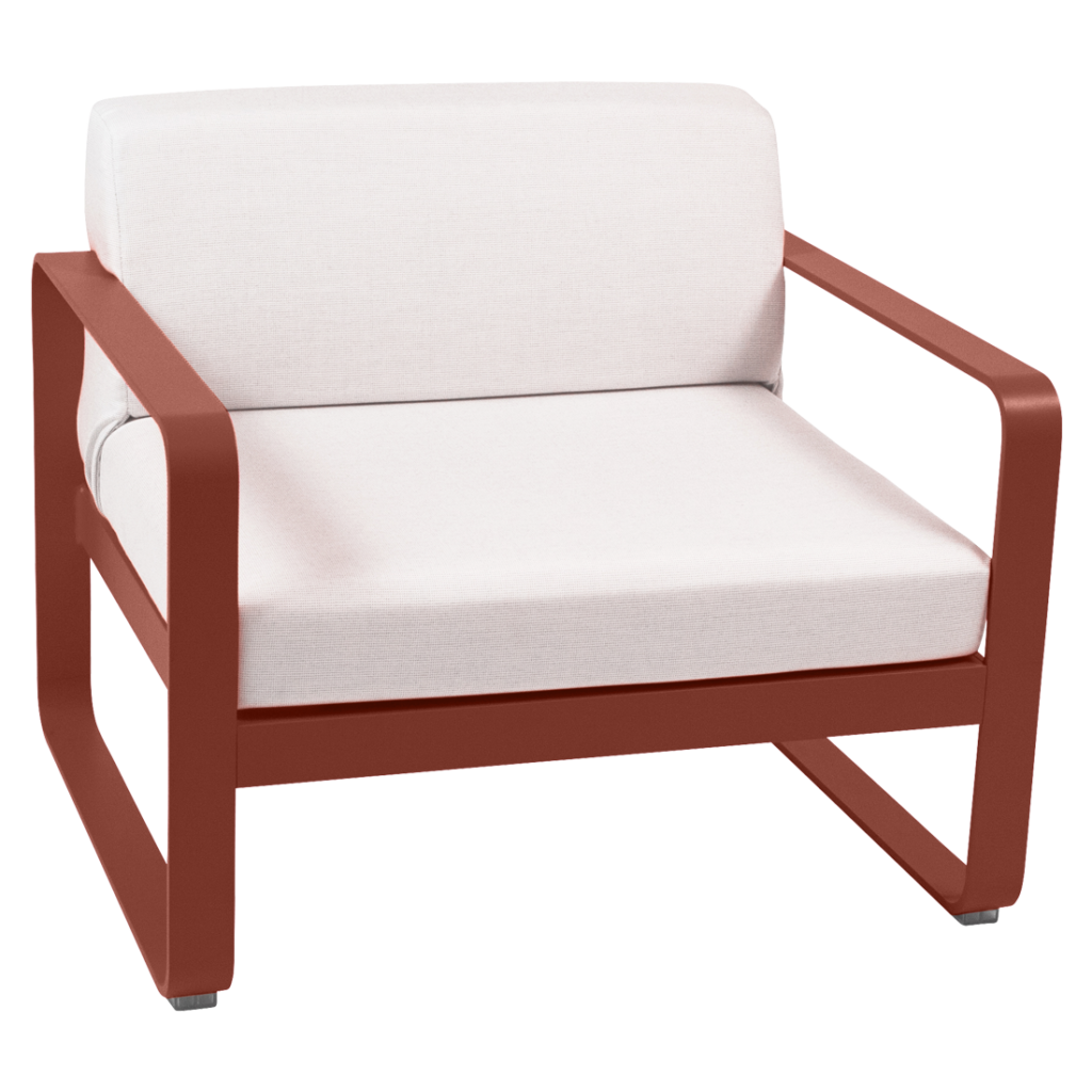 Une chaise longue d'extérieur avec un coussin blanc et un cadre rouge.
