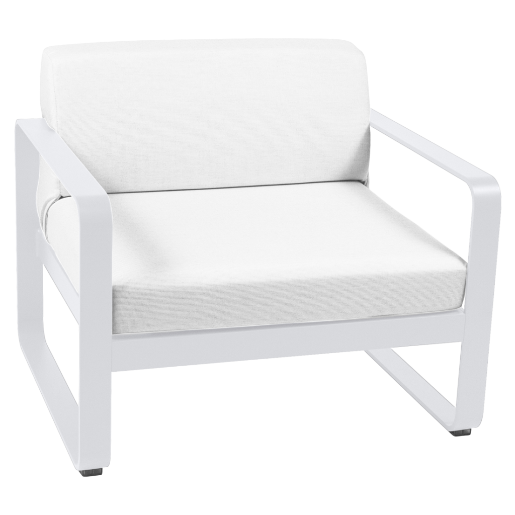 Une chaise longue blanche sur fond blanc.