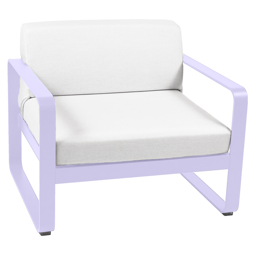 Une chaise Fauteuil Bellevie moderne violet et blanc au design minimaliste, avec une structure en métal et une assise et un dossier rembourrés.