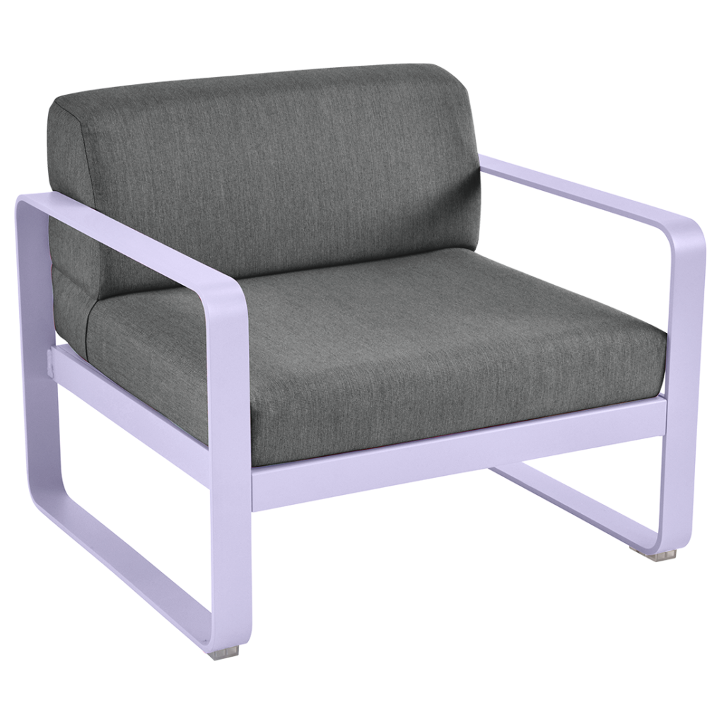 Un fauteuil **Fauteuil Bellevie** moderne avec un coussin gris et une structure en métal blanc, isolé sur fond transparent.
